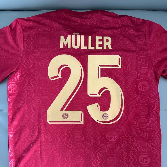 muller jersey, #25 Bayern Munich 125th anniversary edition jersey, size large - Picture 1 of 7